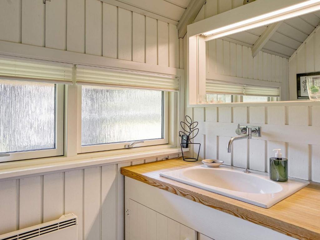 Kuchyň nebo kuchyňský kout v ubytování Holiday home Væggerløse CCXIV
