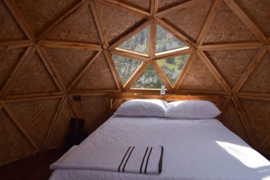 Posto letto in camera in legno con finestra. di “Entres sueños”, el lugar ideal para soñar a La Calera