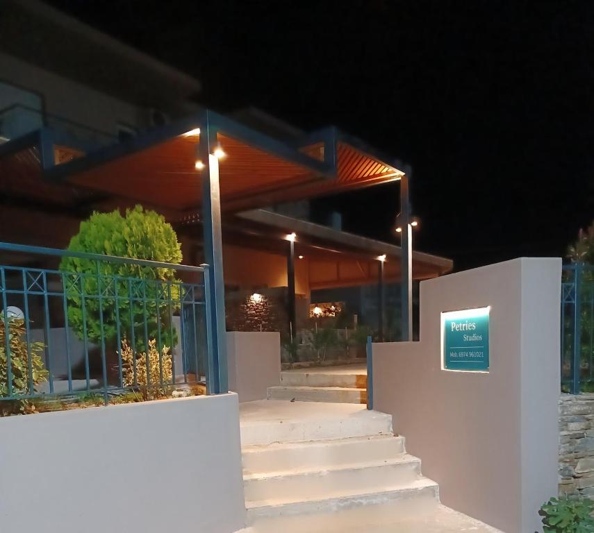 Gallery image of Petries Studios in Áyioi Apóstoloi