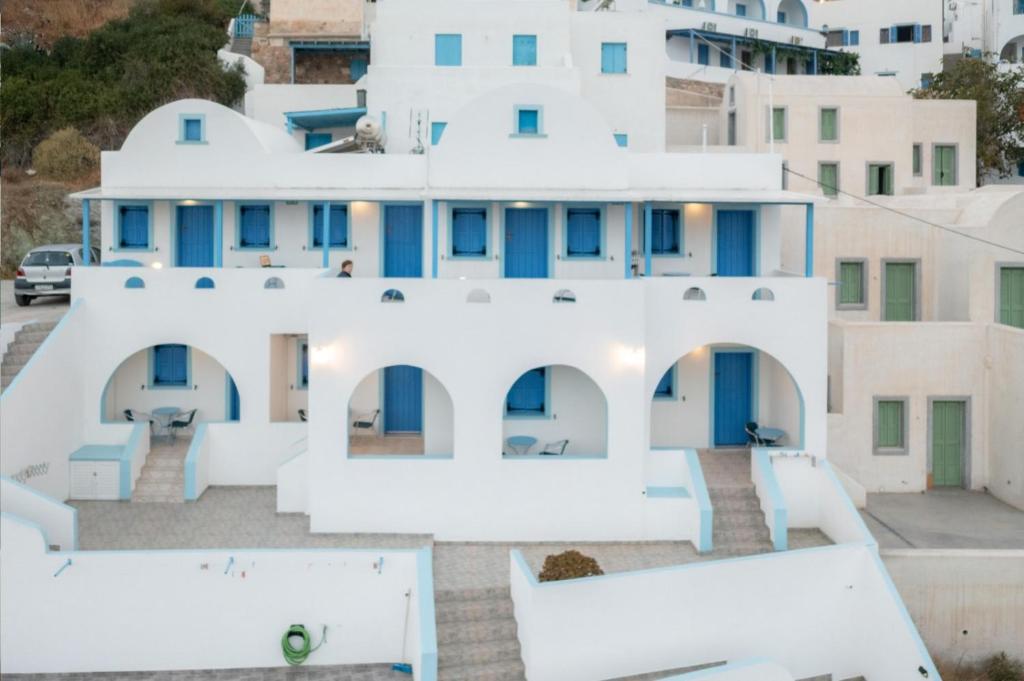 Weißes Haus mit blauen Türen und Fenstern in der Unterkunft Panselinos in Anafi