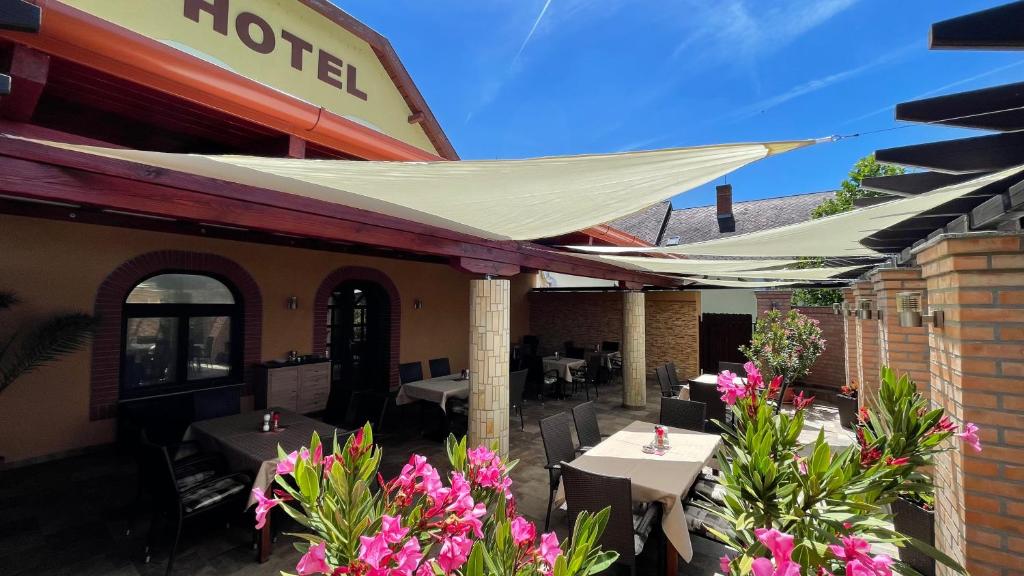Restaurace v ubytování Patyi Étterem és Hotel