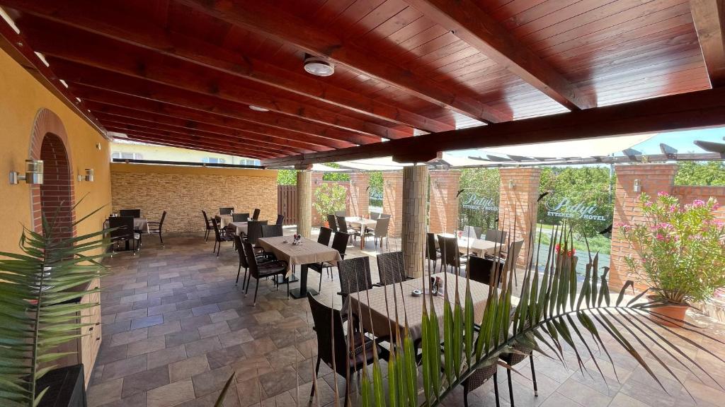 Restaurace v ubytování Patyi Étterem és Hotel