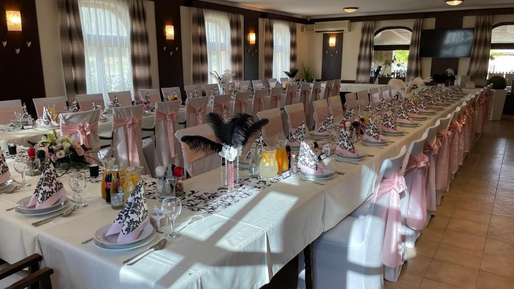 Restaurace v ubytování Patyi Étterem és Hotel