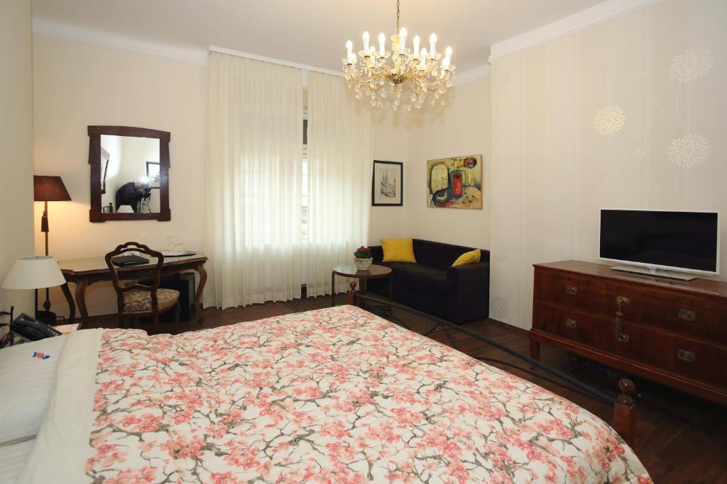 Televízia a/alebo spoločenská miestnosť v ubytovaní B&B Fotić