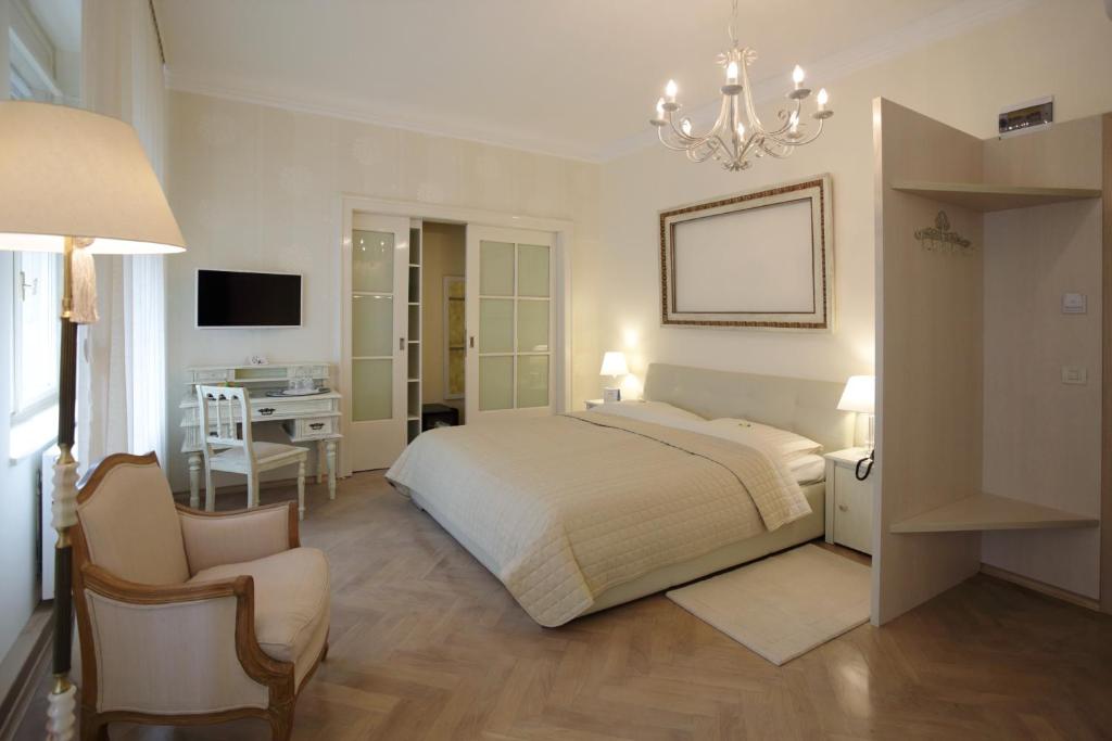 1 dormitorio con cama, escritorio y silla en B&B Fotić, en Zagreb