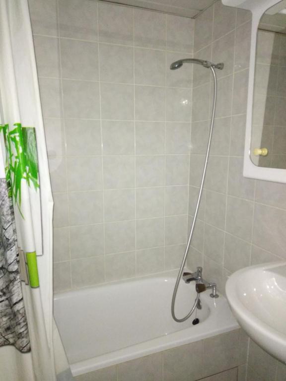 łazienka z prysznicem, wanną i umywalką w obiekcie VICHY -Appartement coquet 2 pièces - Centre ville w mieście Vichy
