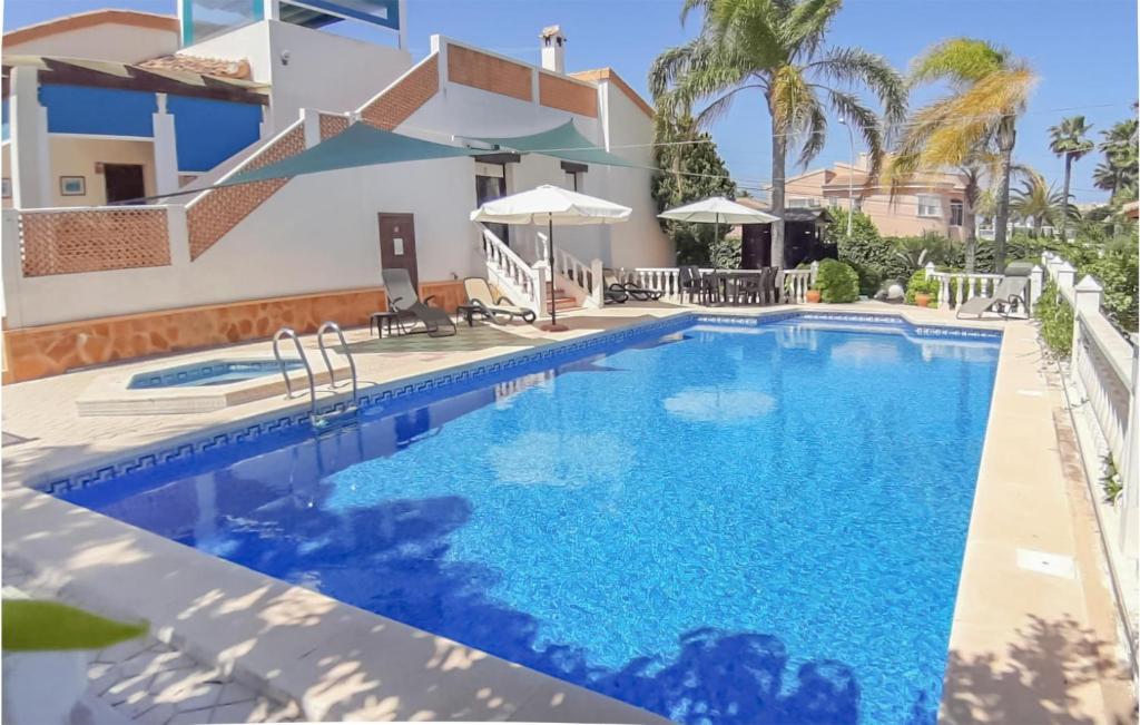 Villa con piscina en un complejo en Nice Home In Rojales With House Sea View, en Rojales