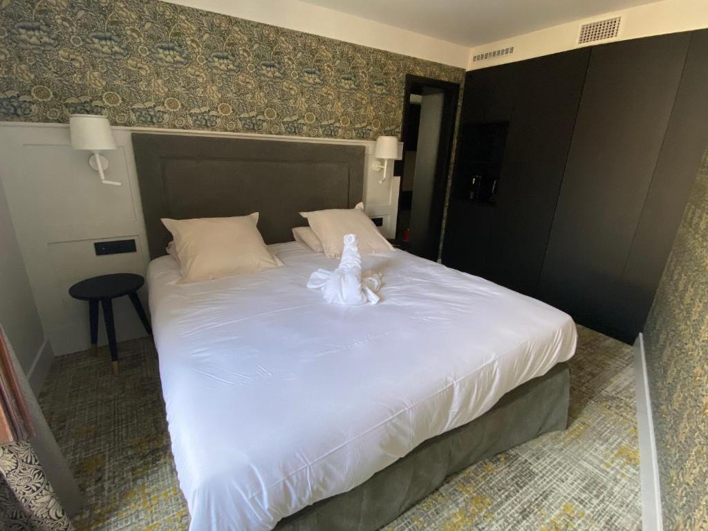 Postel nebo postele na pokoji v ubytování Logis Hôtel-Restaurant du Mouton