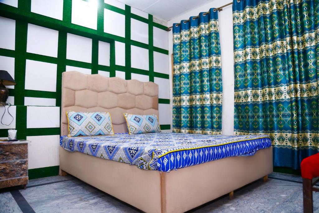 Un pat sau paturi într-o cameră la New Taj Hotel