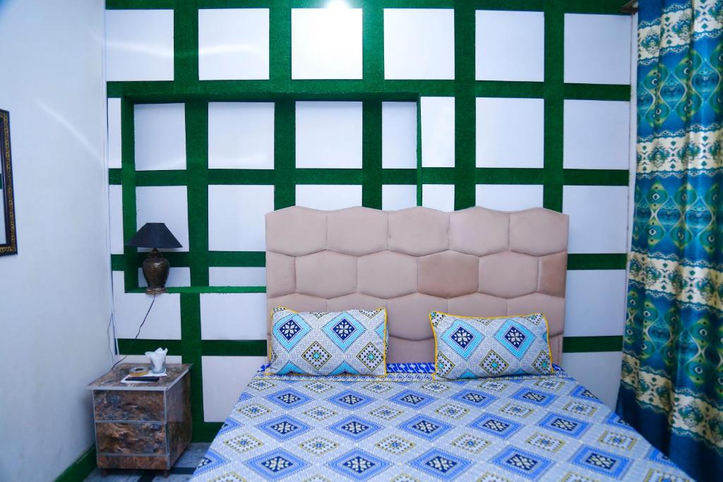 New Taj Hotel - Deluxe Single Room