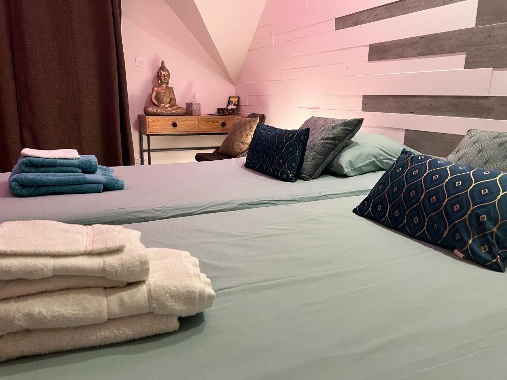 Ένα ή περισσότερα κρεβάτια σε δωμάτιο στο Belle chambre spacieuse et au calme