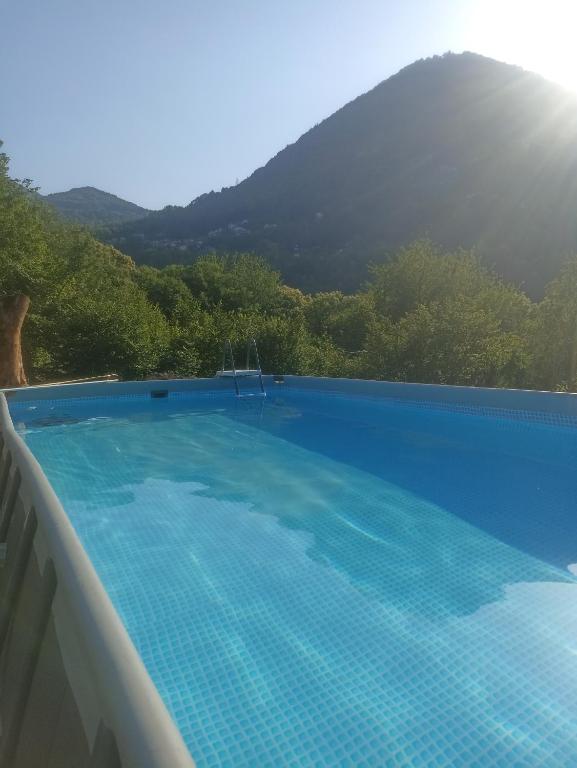 Bazén v ubytování Baita Eleonora nebo v jeho okolí