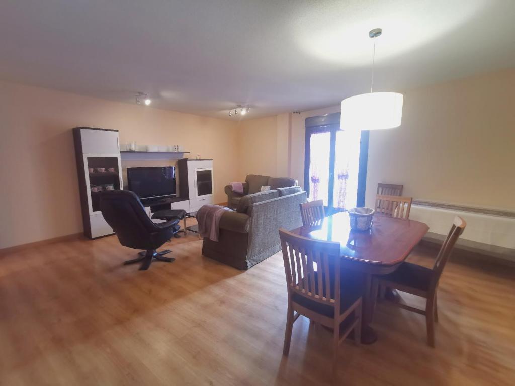 TV a/nebo společenská místnost v ubytování Riaza Vacacional - Apartamento en el centro