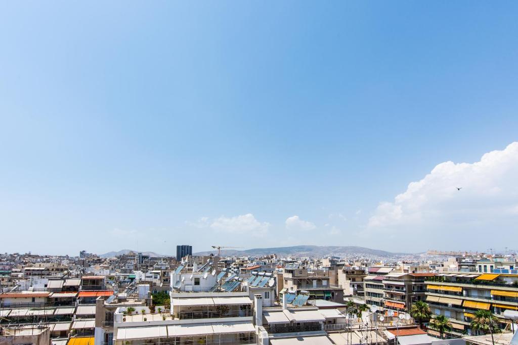 Nespecifikovaný výhled na destinaci Pireus nebo výhled na město při pohledu z apartmánu