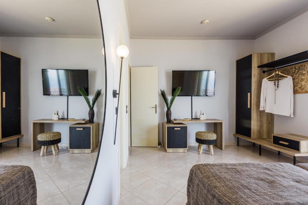 A television and/or entertainment centre at Villa Di Capri