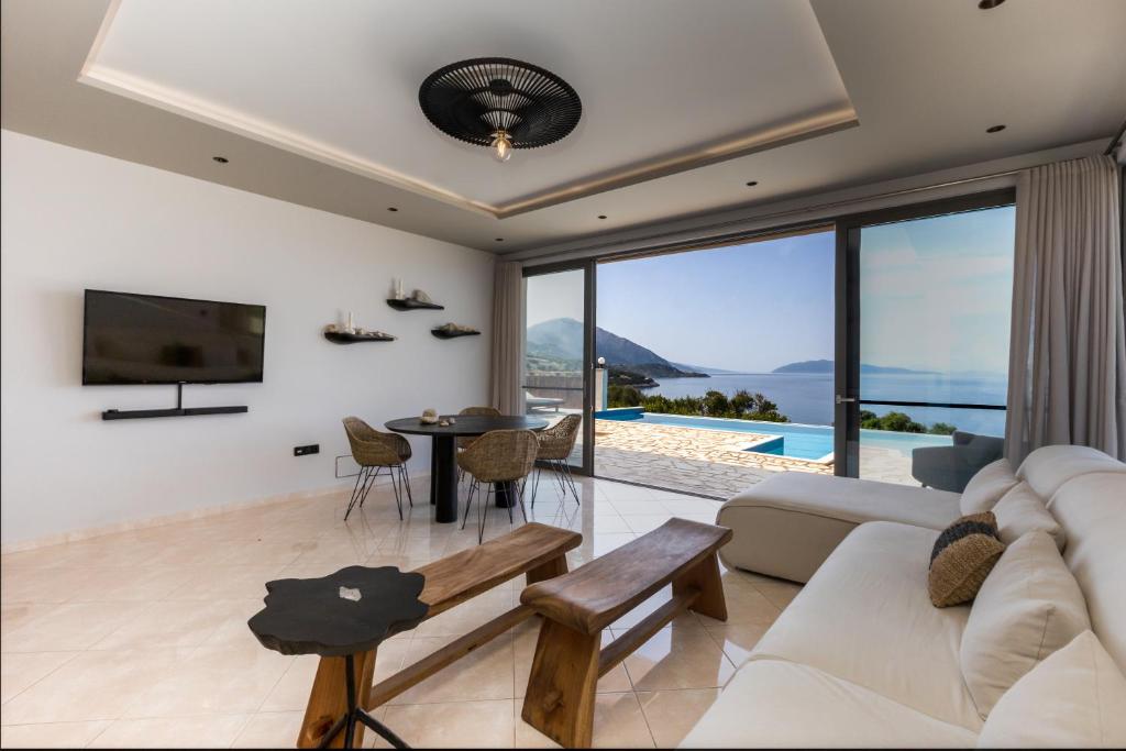 A television and/or entertainment centre at Villa Di Capri