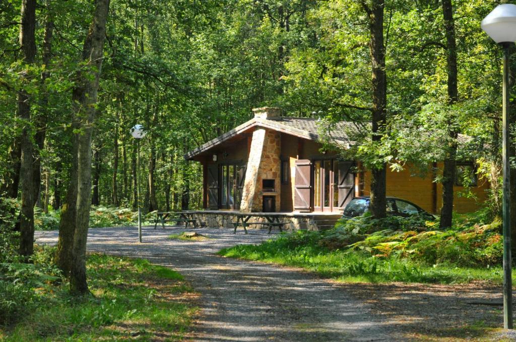 eine kleine Hütte mitten im Wald in der Unterkunft Village de Vacances d&#39;Oignies in Oignies