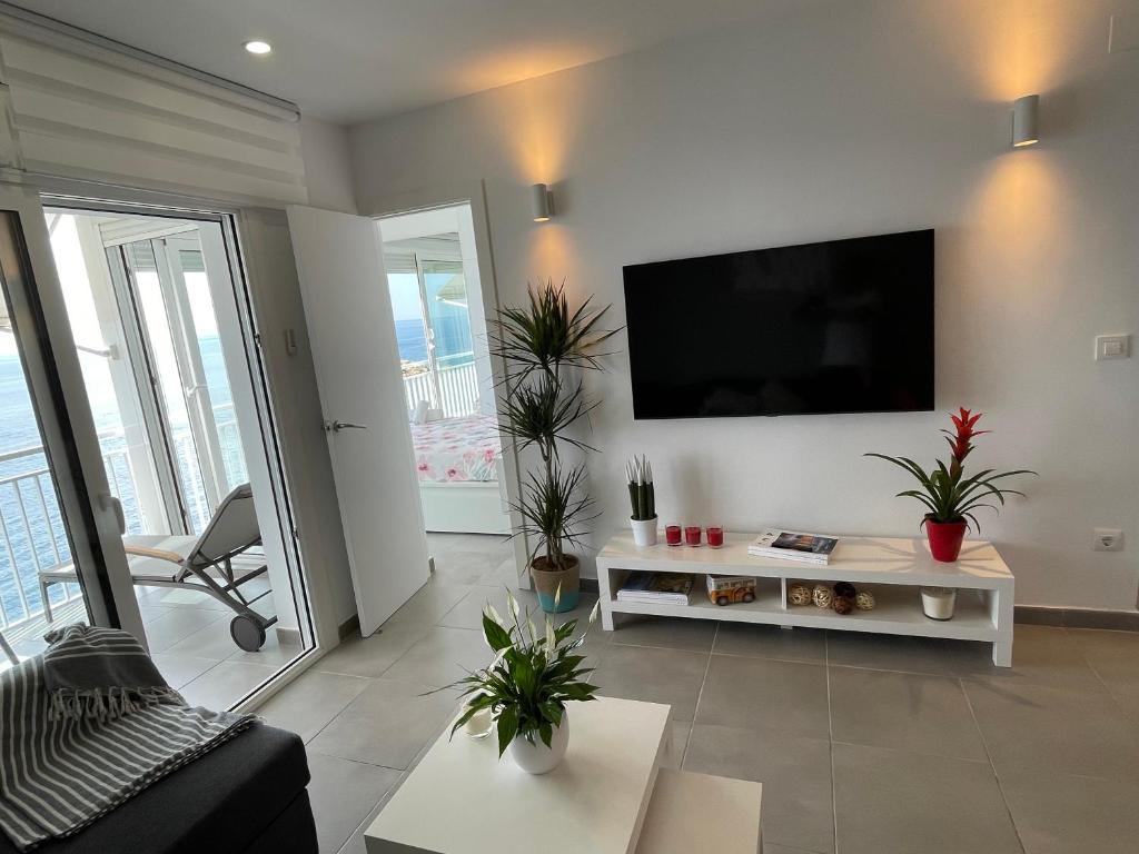 Televízia a/alebo spoločenská miestnosť v ubytovaní OverTheSea - PUEBLECITO Apartment