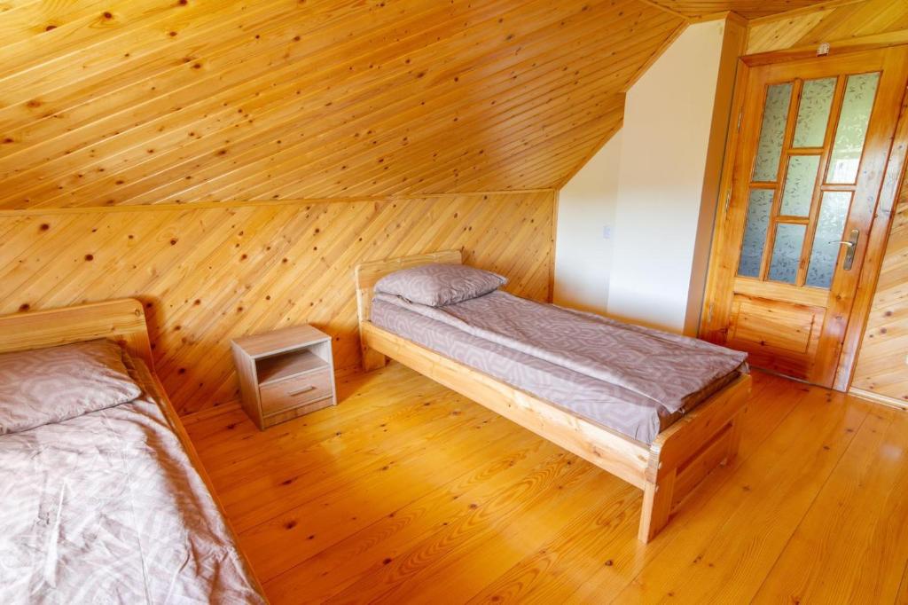Postel nebo postele na pokoji v ubytování Садиба під Лісом