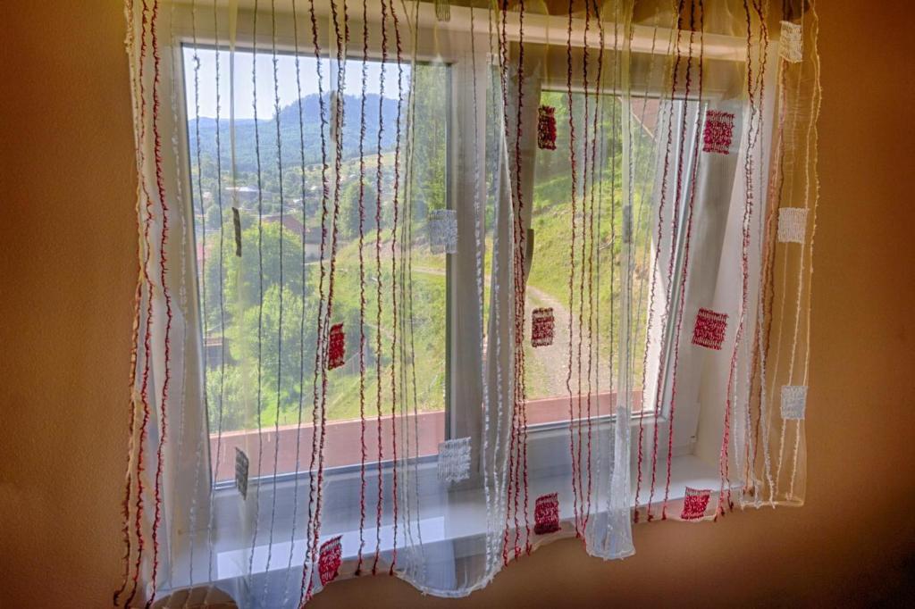 Nespecifikovaný výhled na hory nebo výhled na hory při pohledu z hotelu