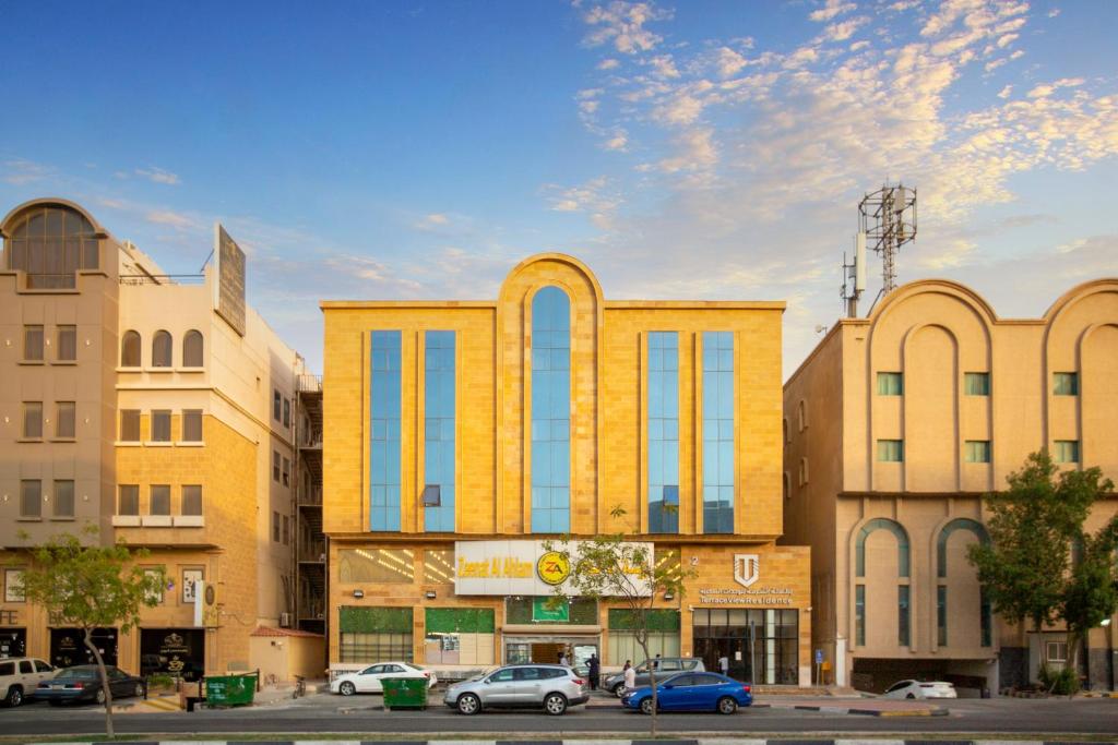 un grupo de edificios con coches estacionados en un estacionamiento en اطلالة الشرفة 2 -Terrace View 2, en Al Khobar