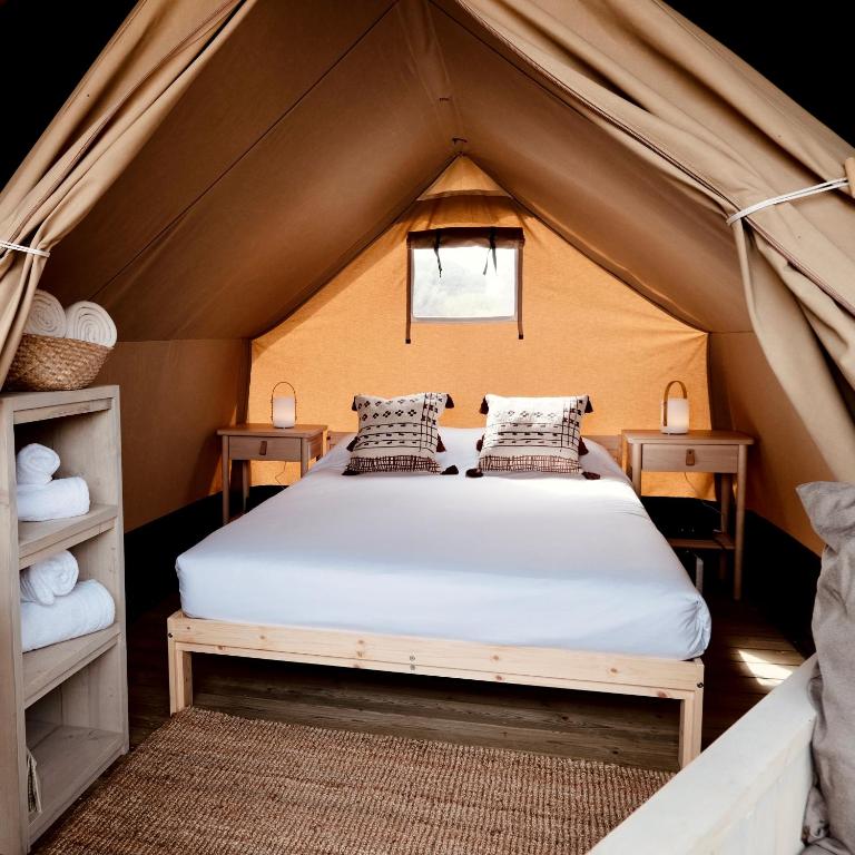 1 dormitorio en una tienda de campaña con 1 cama en HolaCamp Sitges Garrofer, en Sitges