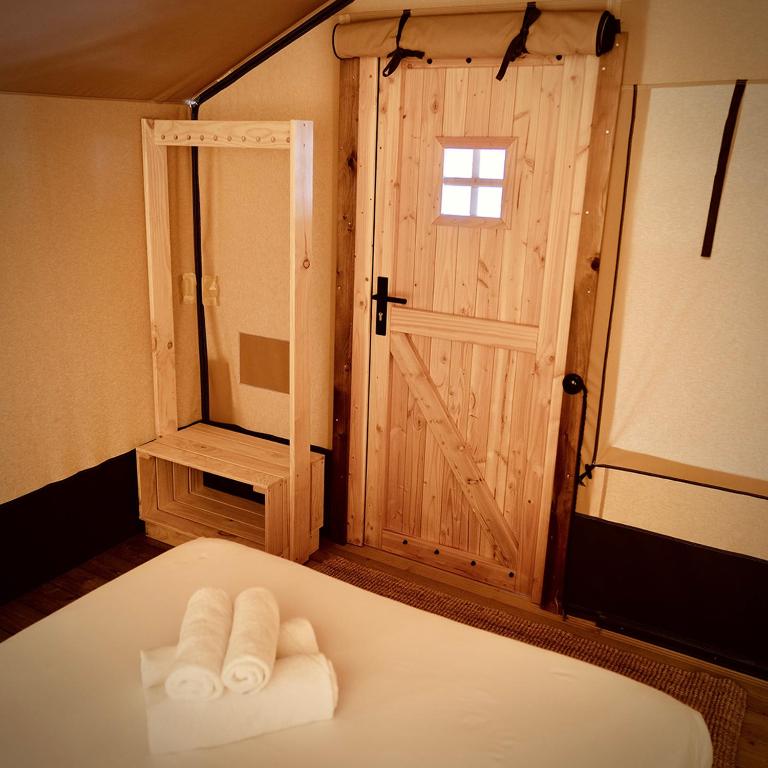 Cama o camas de una habitación en HolaCamp Sitges Garrofer