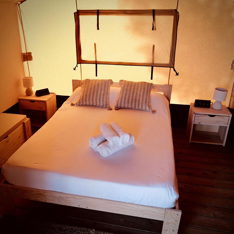 Cama o camas de una habitación en HolaCamp Sitges Garrofer