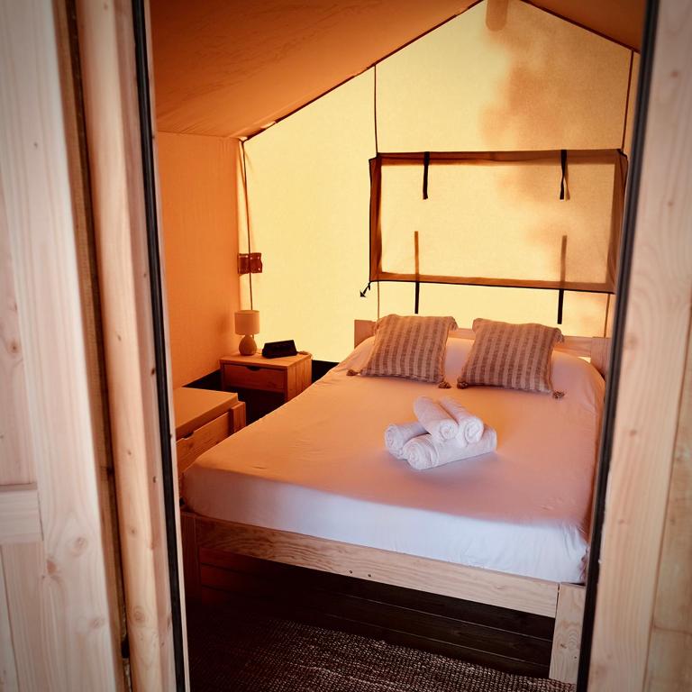 Cama o camas de una habitación en HolaCamp Sitges Garrofer