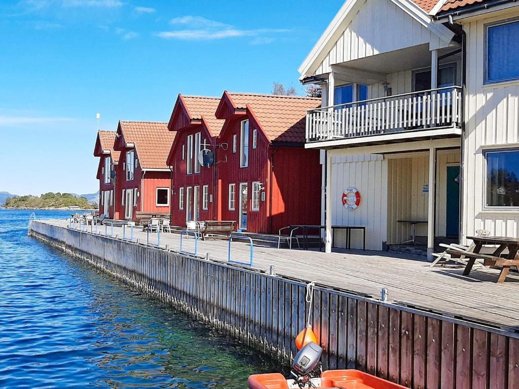 een rij huizen op een dok naast het water bij Apartment Sjernarøy II in Sjernarøy