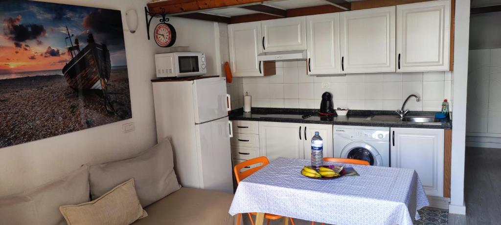 eine kleine Küche mit einem Tisch mit Obst darauf in der Unterkunft Marineda in El Médano