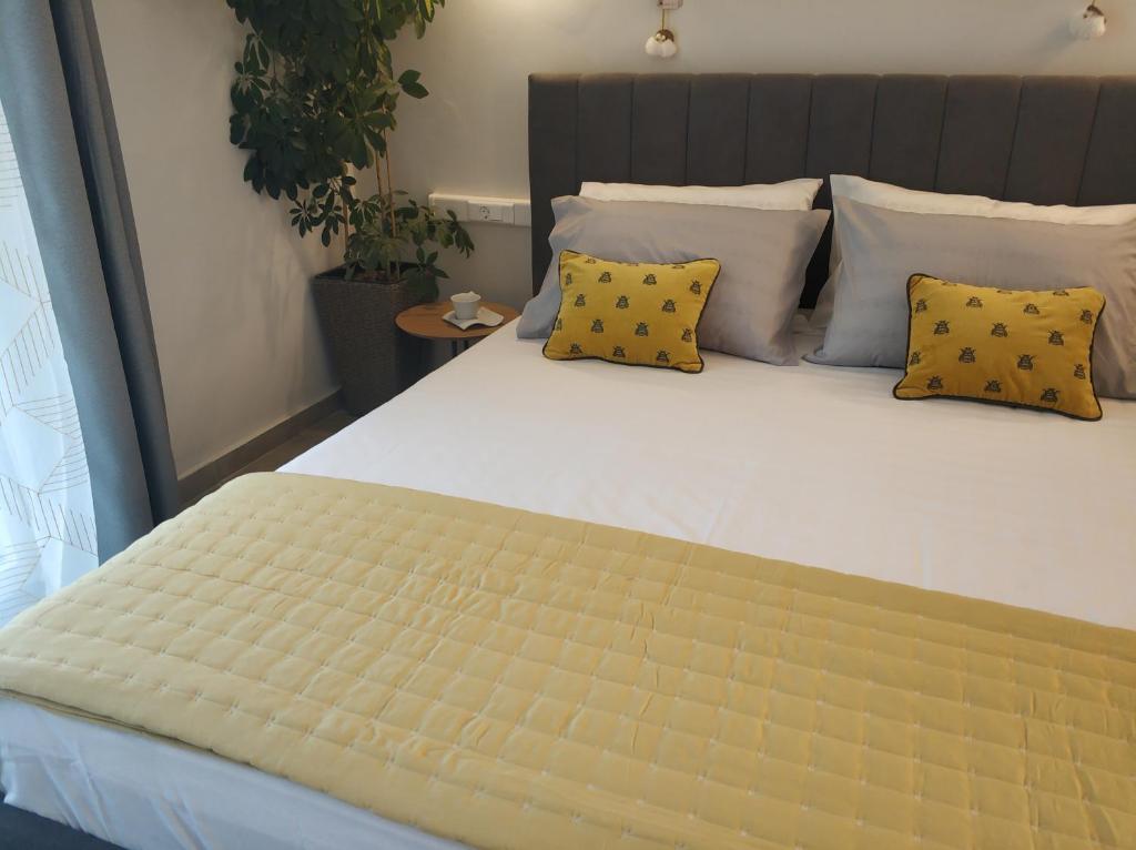 Postel nebo postele na pokoji v ubytování Coritos apartments Corfu