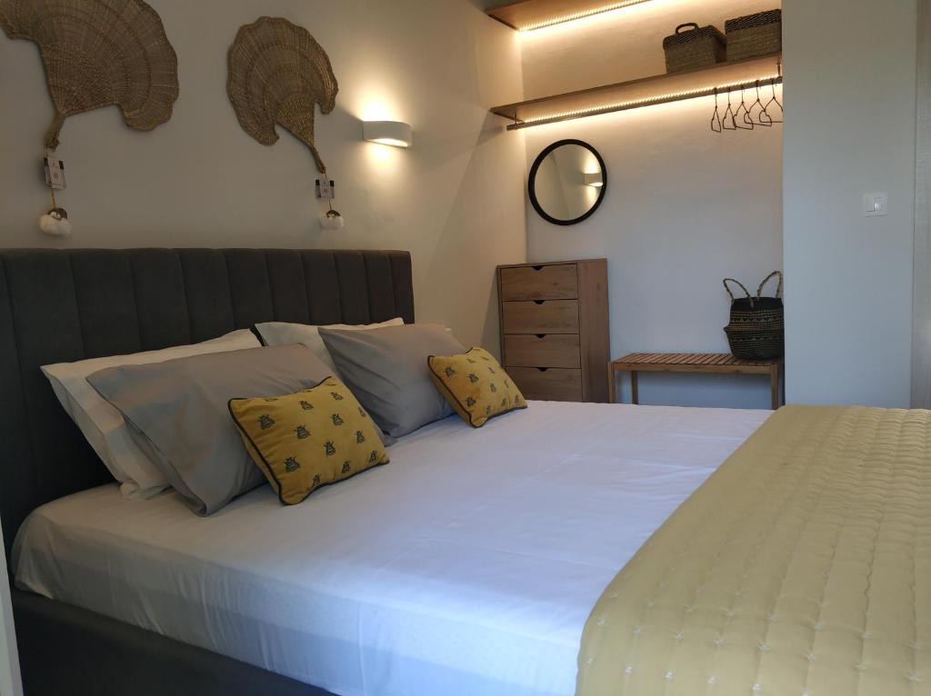 Postel nebo postele na pokoji v ubytování Coritos apartments Corfu