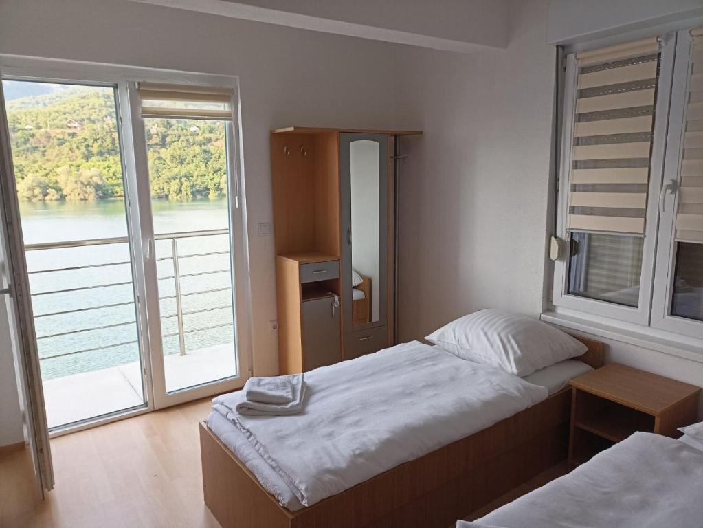 科尼茨S&R Lake View Hostel的一间有两张床和一扇大窗户的卧室
