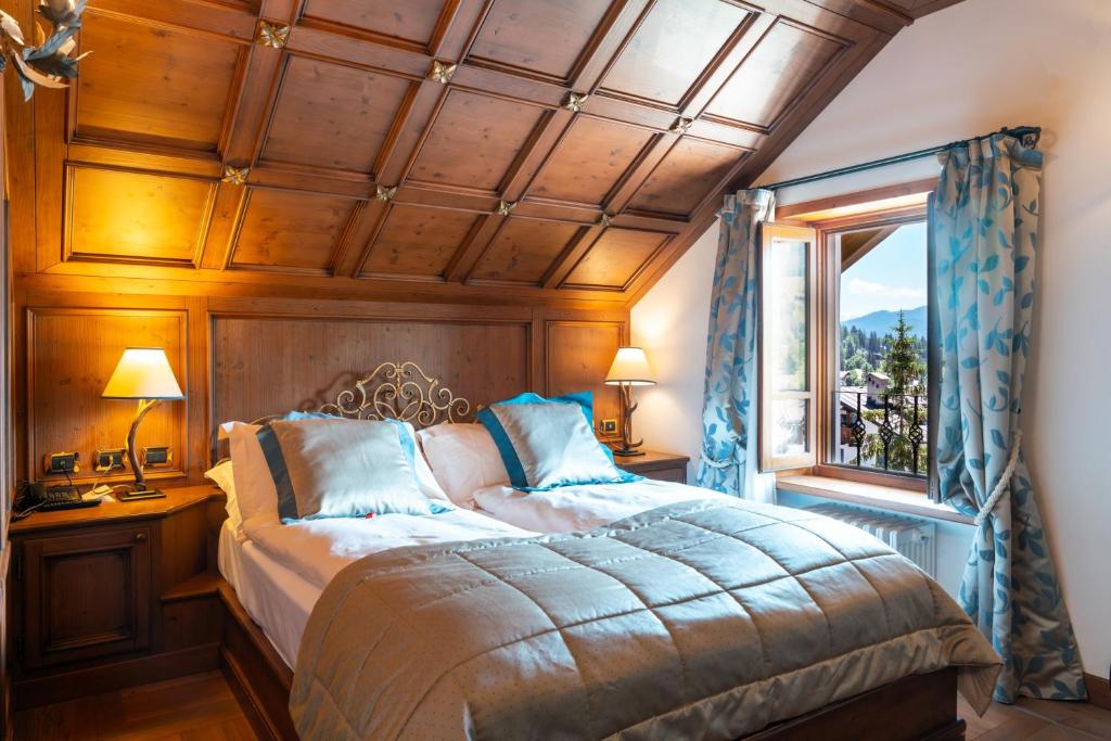 Postel nebo postele na pokoji v ubytování Ambra Cortina Luxury&Fashion Hotel