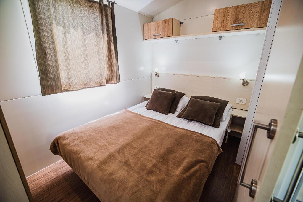 Postel nebo postele na pokoji v ubytování Lake View Mobile Homes with Thermal Riviera Tickets in Terme Čatež