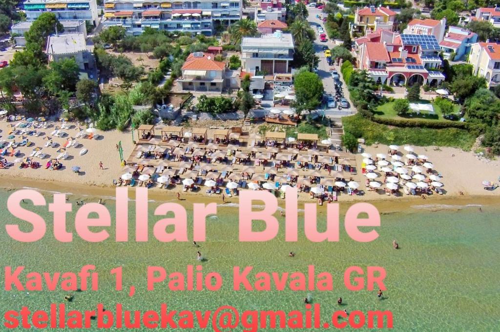 una vista aérea de una playa con sombrillas en Stellar Blue Palio, en Palaión Tsiflíkion