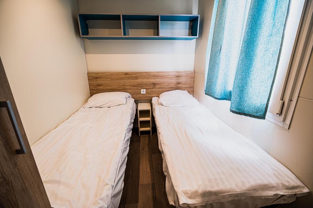 Postel nebo postele na pokoji v ubytování Lake View Mobile Homes with Thermal Riviera Tickets in Terme Čatež