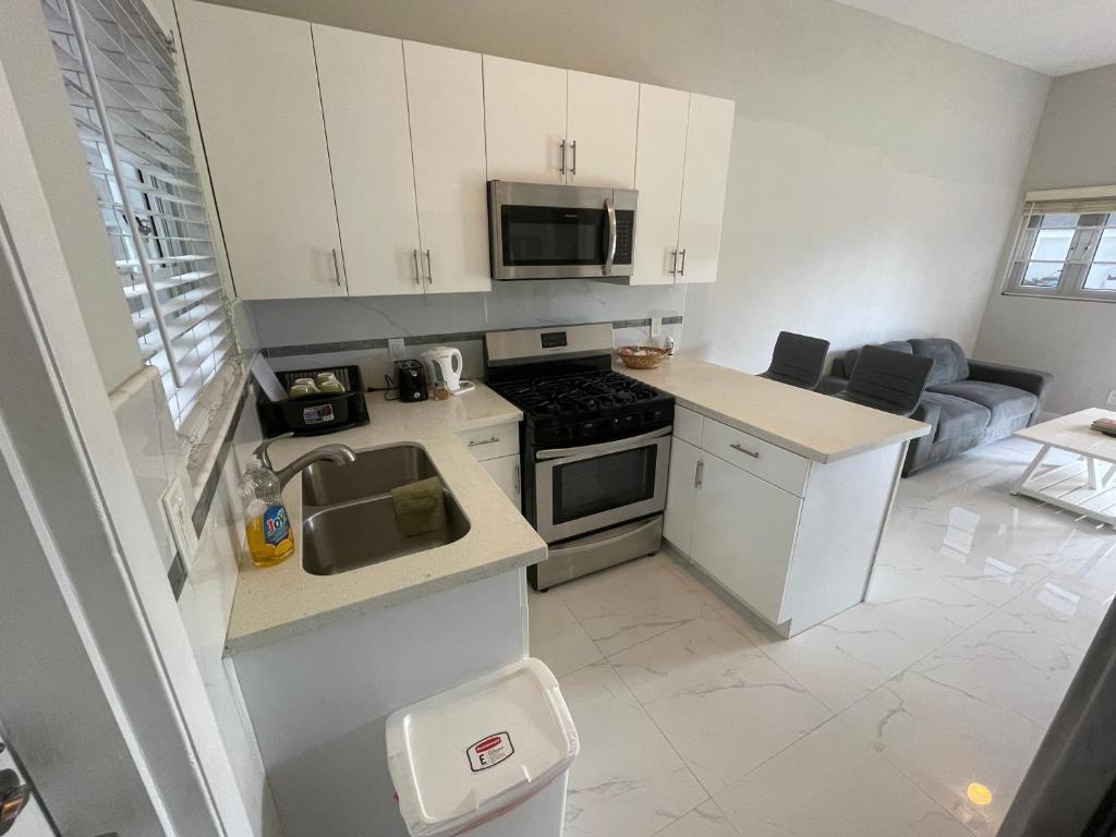 Cornerstone Rentals Lovely 1BdRm Midtown Unit 1, Nassau (updated