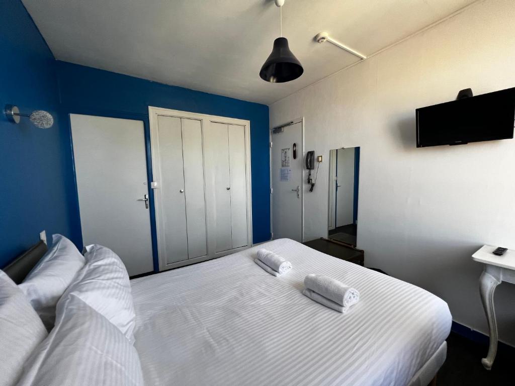 Postel nebo postele na pokoji v ubytování Contact Hotel Les Montois