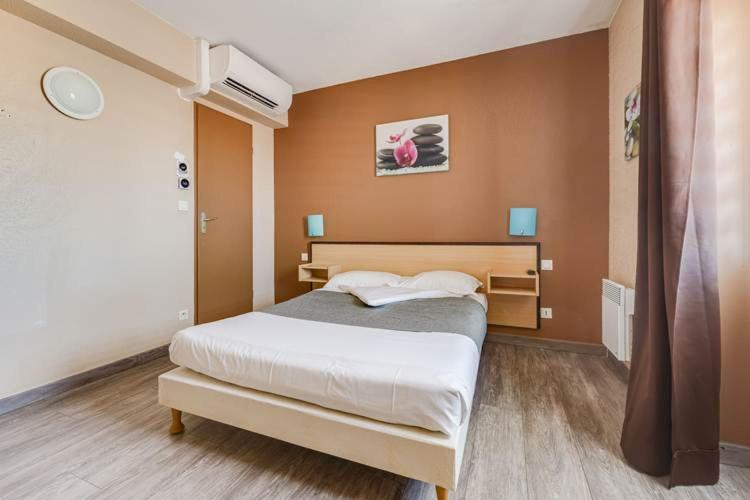 Postel nebo postele na pokoji v ubytování Rev'Hotel