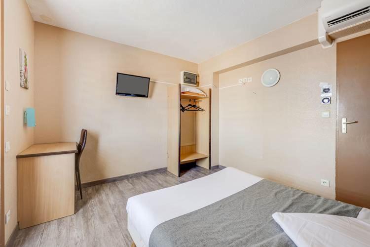 Postel nebo postele na pokoji v ubytování Rev'Hotel