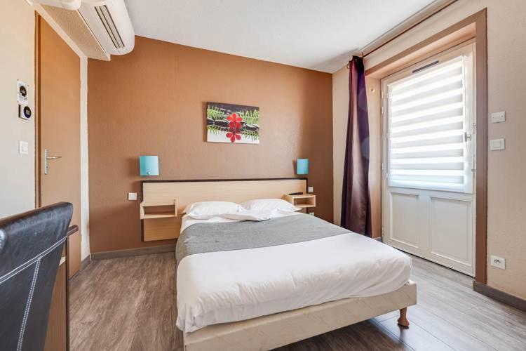 Postel nebo postele na pokoji v ubytování Rev'Hotel