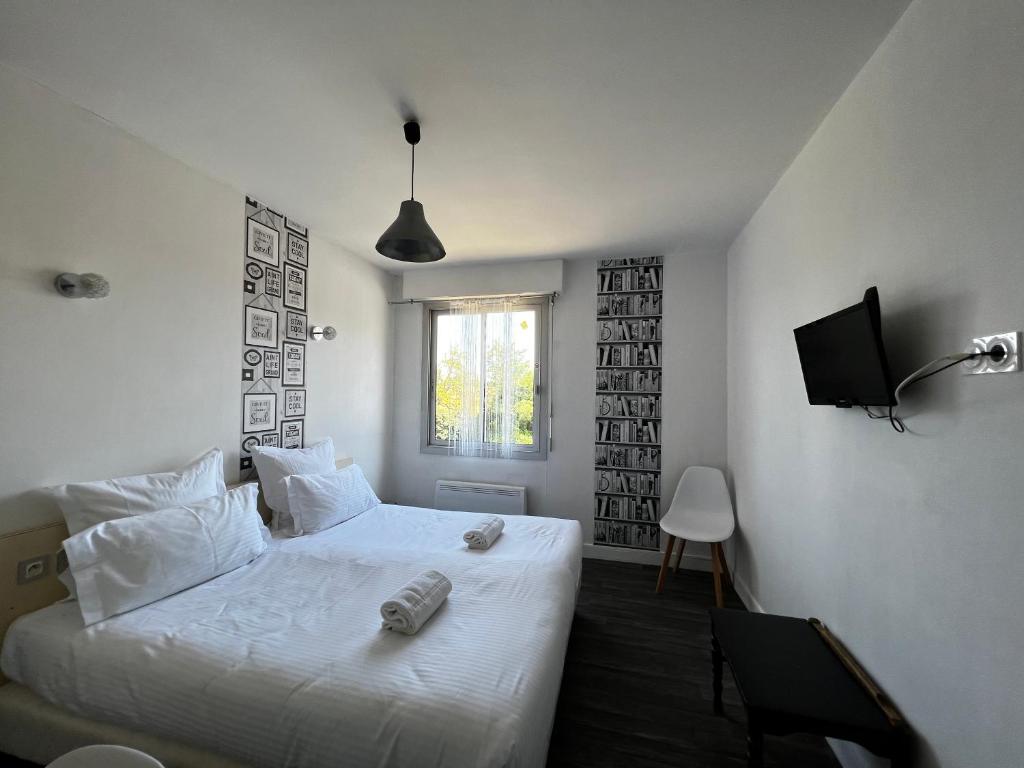 Postel nebo postele na pokoji v ubytování Contact Hotel Les Montois