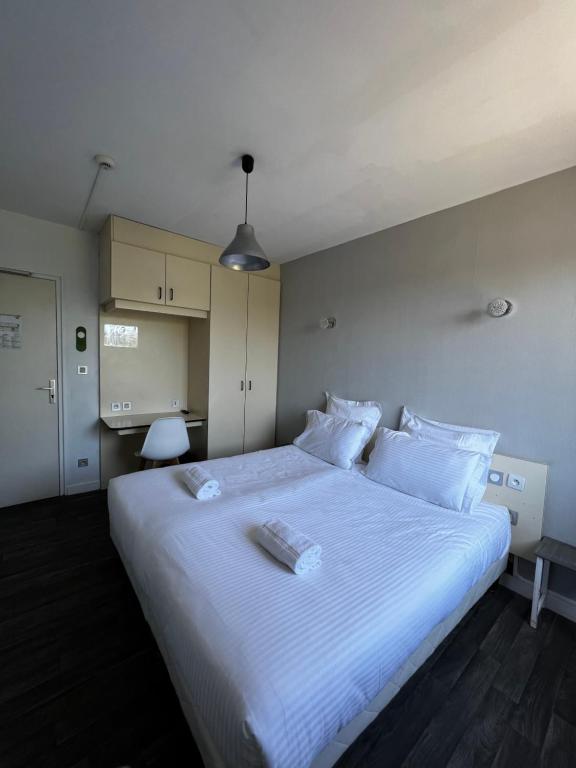 Postel nebo postele na pokoji v ubytování Contact Hotel Les Montois
