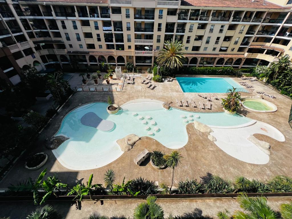 Výhľad na bazén v ubytovaní Appartement ds résidence privée avec piscine à 5 min à pied plage!! alebo v jeho blízkosti