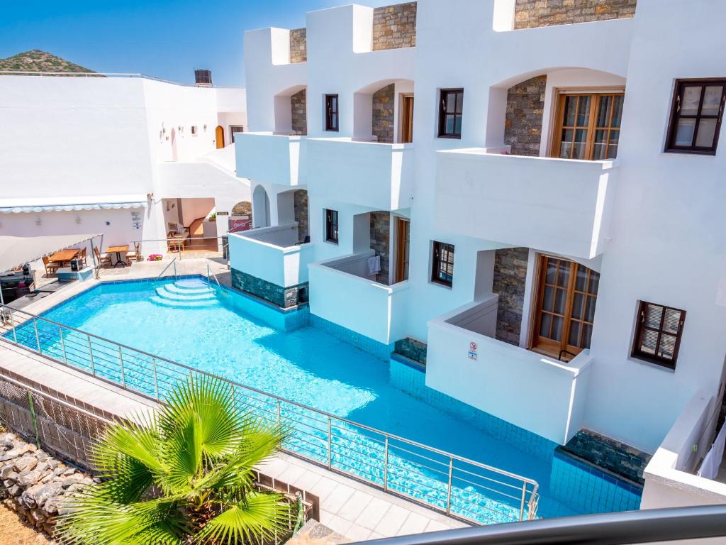 Bazén v ubytování Elounda Alikes Suites & Studios nebo v jeho okolí