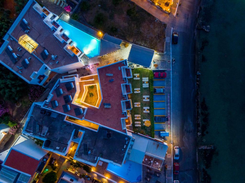 Bazén v ubytování Elounda Alikes Suites & Studios nebo v jeho okolí