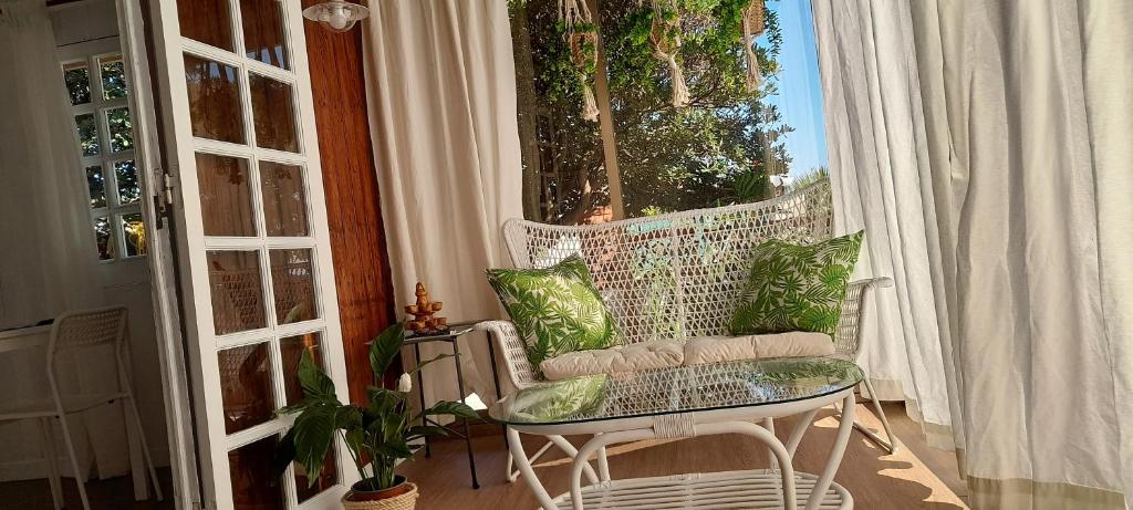 balcone con sedia, tavolo e finestra di Villa Del Sole a Custonaci