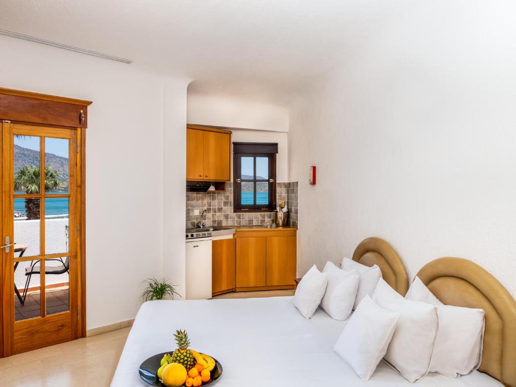 Kuchyň nebo kuchyňský kout v ubytování Elounda Alikes Suites & Studios